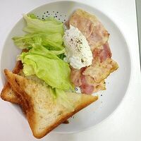 Пашот с беконом + тост и листья салата в Сторис