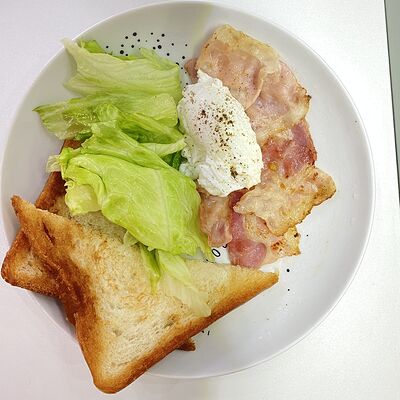 Пашот с беконом + тост и листья салата в Сторис по цене 210 ₽