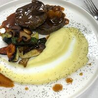 Филе говядины с овощами и соусом Чиполла в Чикетти