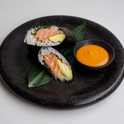 Темаки с лососем в Under the sea по цене 820 ₽