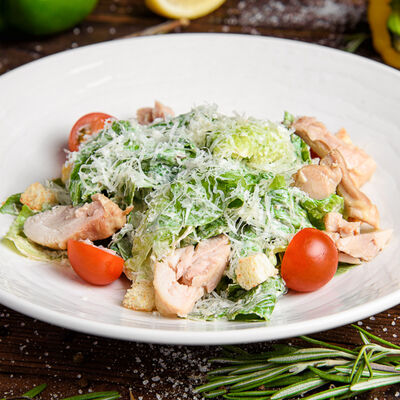 Салат Цезарь с курицей в Villa Pasta по цене 950 ₽