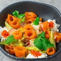 Салат с форелью, свежим огурцом и жареным картофелем в Jager restopub