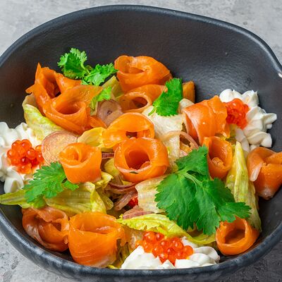 Салат с форелью, свежим огурцом и жареным картофелем в Jager restopub по цене 920 ₽