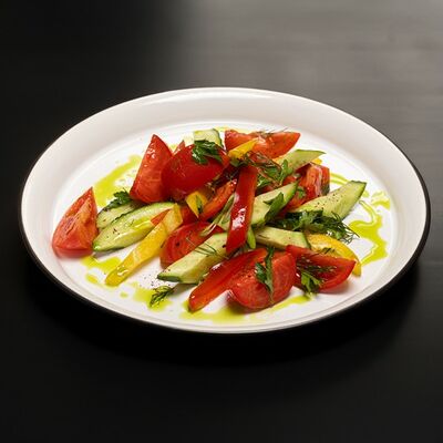 Салат по-деревенски из овощей и зелени в Линдерхоф по цене 895 ₽