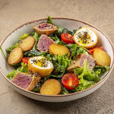 Салат с тунцом-гриль и хрустящим яйцом в У рыбака по цене 650 ₽