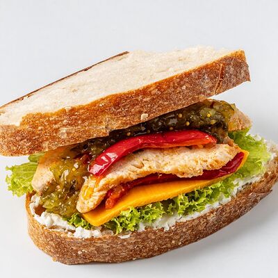 Гриль чиз с курицей и огуречным релишем в Кофе Рам по цене 610 ₽