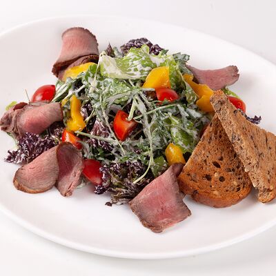 Салат с ростбифом в Сыто Пьяно по цене 555 ₽