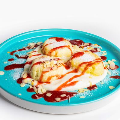 Сырники с йогуртовым крем-чизом и безе с пудрой в Coffee Cake по цене 450 ₽