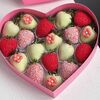 Клубника в шоколаде Розовое сердце с цветочками в Chococo по цене 3690
