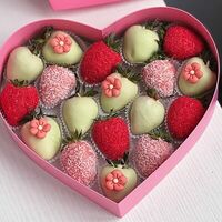 Клубника в шоколаде Розовое сердце с цветочками в Chococo