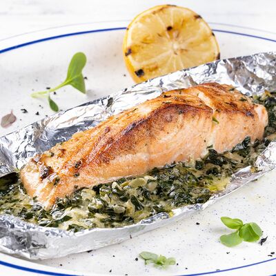 Запеченный лосось со шпинатом в На речке по цене 1450 ₽