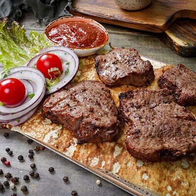 Шашлык из говяжьей вырезки в Лаваш по цене 2050 ₽