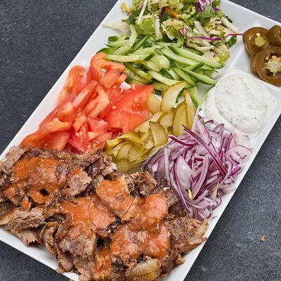 Шаверма из курицы на тарелке в Золотой шампур по цене 499 ₽