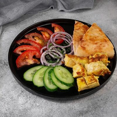 Шпажка куриная на тарелке в КОМБИНАТ шаурма и стритфуд по цене 388 ₽