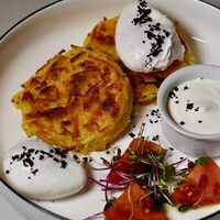 Драники с яйцами пашот, миксом салатов и сметаной в Вольсов