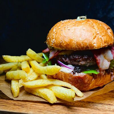 Бургер Vinokurov в Vinokurov karaoke rest по цене 1053 ₽