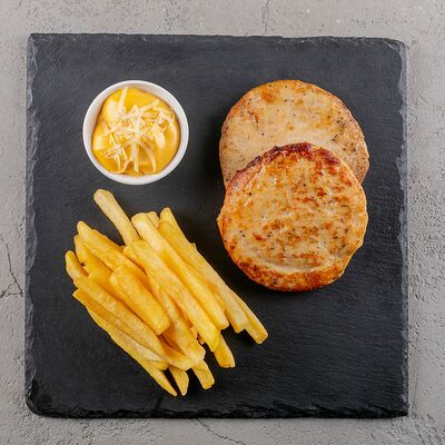 Куриная колета с картофелем фри и сырным соусом в Meat bar по цене 390 ₽