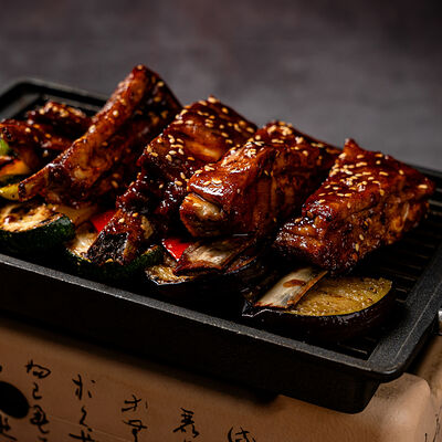 Запечённые бараньи рёбра с овощами в императорском соусе в Soluxe Club по цене 2900 ₽