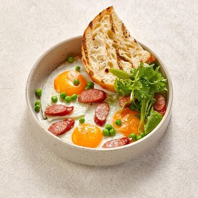 Яичница с охотничьими колбасками в Пеперончино по цене 495 ₽