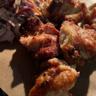 Шашлык из курицы с Коул Слоу в Угли по цене 750 ₽