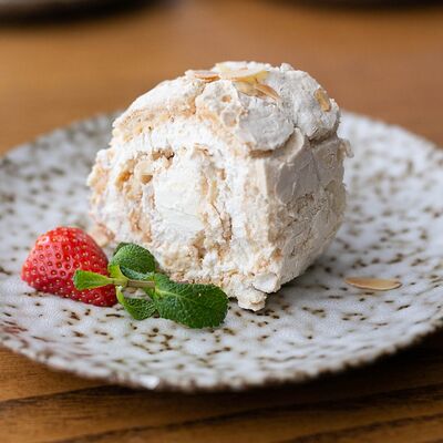 Меренговый рулет с персиком в Шоти по цене 380