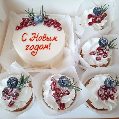 Бенто-тортС Новым годом + 5 капкейковв Чародейка сладостей по цене 3749 ₽
