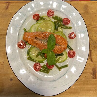 Стейк из филе лосося с овощами с фирменным соусом в Pasta и Вино по цене 1350 ₽