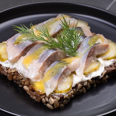 Сморреброд с сельдью в Лакс+ по цене 275 ₽