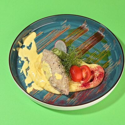 Тельное из говяжьего фарша с булгуром и орехами с картофельным пюре и соусом сырный в Kiss по цене 345