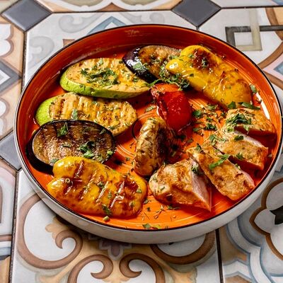 Куриное филе на гриле с овощами в Каретный дворик по цене 800 ₽