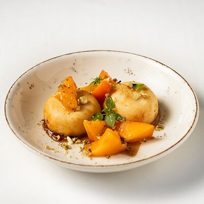 Сырники с хурмой, солёной карамелью и фисташками в Сорренто по цене 320 ₽