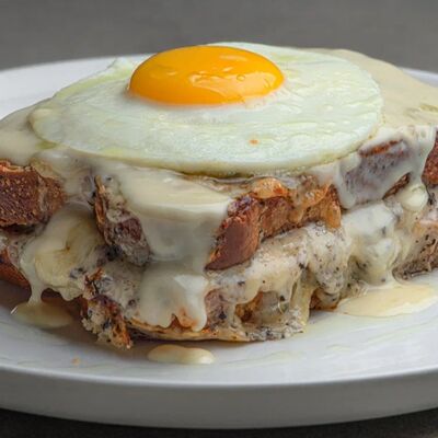 Крок-мадам с абхазским копченым окороком, таледжио и яйцом в 321 Club by Novikov по цене 990