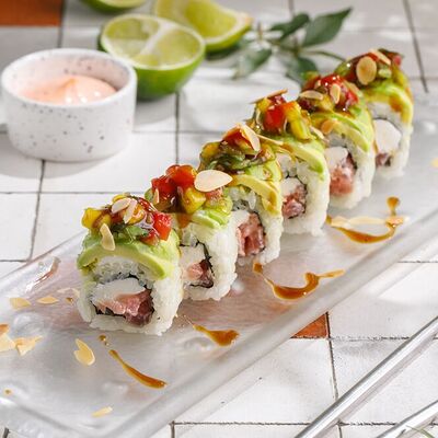 Острый ролл с авокадо и лососем в ЛарисуВаннуХочу по цене 990