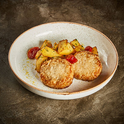 Куриные котлеты с обжаренным картофелем в Корчма по цене 560 ₽