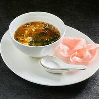 Крабовый суп с вакаме и яйцом в Fiolet