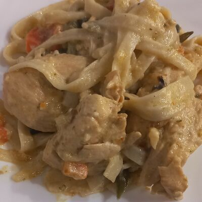 Паста с курицей и овощами в Есть поесть по цене 235 ₽