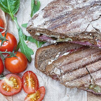 Ржаная чиабатта с говядиной и легким соусом тартар в Jeffreys coffee shop по цене 299 ₽