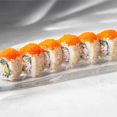 Ролл Калифорния с мясом снежного краба и икрой тобико в BEERMAN&Schlitz по цене 590 ₽