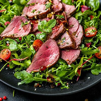 Салат с ростбифом в Мимино restaurant по цене 950 ₽