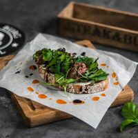 Брускетта с ростбифом в Steak & Burg