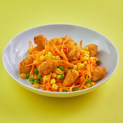 Салат из моркови и кукурузы с хрустящей курочкой в Баклажан в ТЦ 
