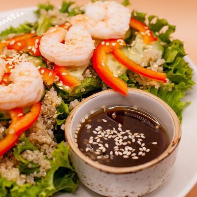 Салат с киноа и креветкой в Диалог по цене 479 ₽