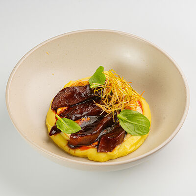 Копченый говяжий язык с пюре и муссом из белых грибов в Южанин по цене 175000 сум