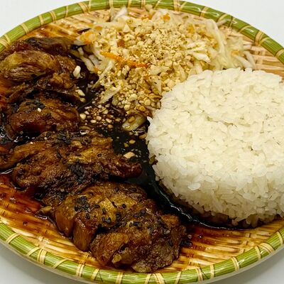 Рис с курицей в томатном соусе в Viet House по цене 670 ₽