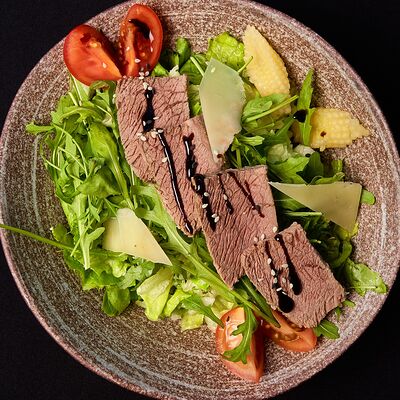 Салат из говядины с рукколой в Ricco Celentano по цене 655 ₽