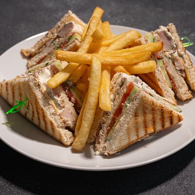 Сэндвич Клаб с курицей в Ручеек по цене 520 ₽