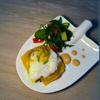 Бифштекс рубленый с чеддером и яйцом пашот в Pint of Rest