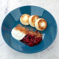 Сырники с вишней и сметаной в Булочка