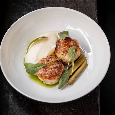 Котлеты из индейки с маринованными огурцами в Техникум по цене 790 ₽