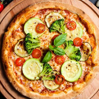 Пицца Овощная в Капуцин Кирова по цене 680 ₽